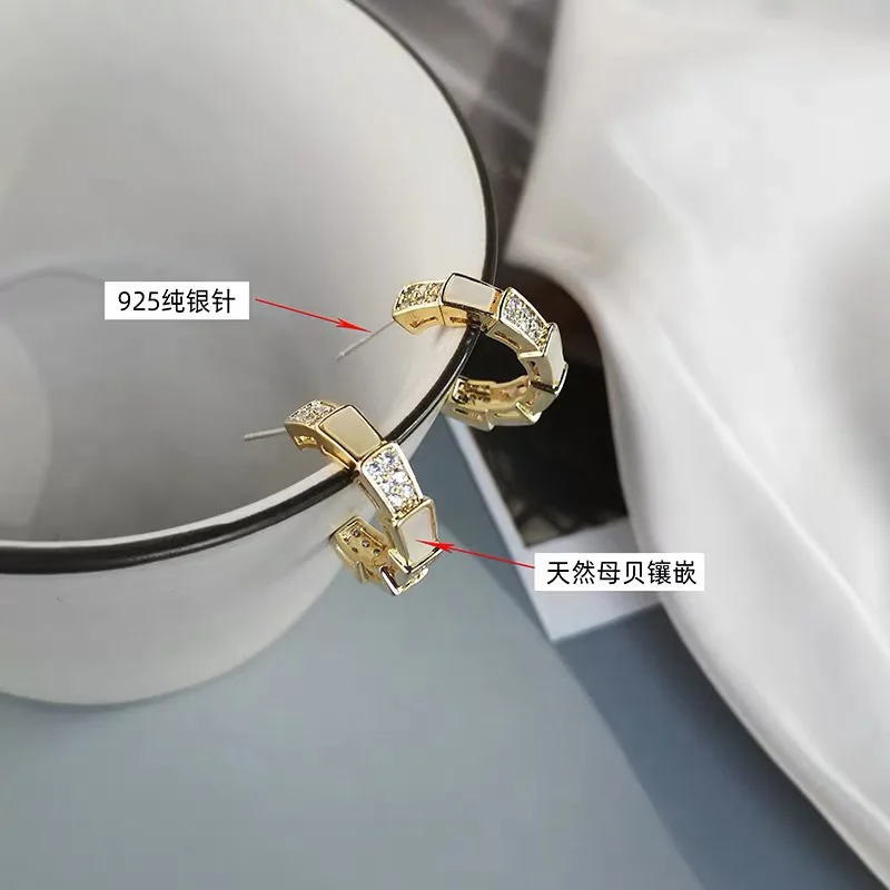 925 Silver Needle Exquisite Elegant Natural Shell Stud Earrings High-end Sense Femininity Korean Fashion Design Sense
925 Silver Needle Exquisite Elegant Natural Shell Stud Earrings High-end Sense Femininity Korean Fashion Design Sense