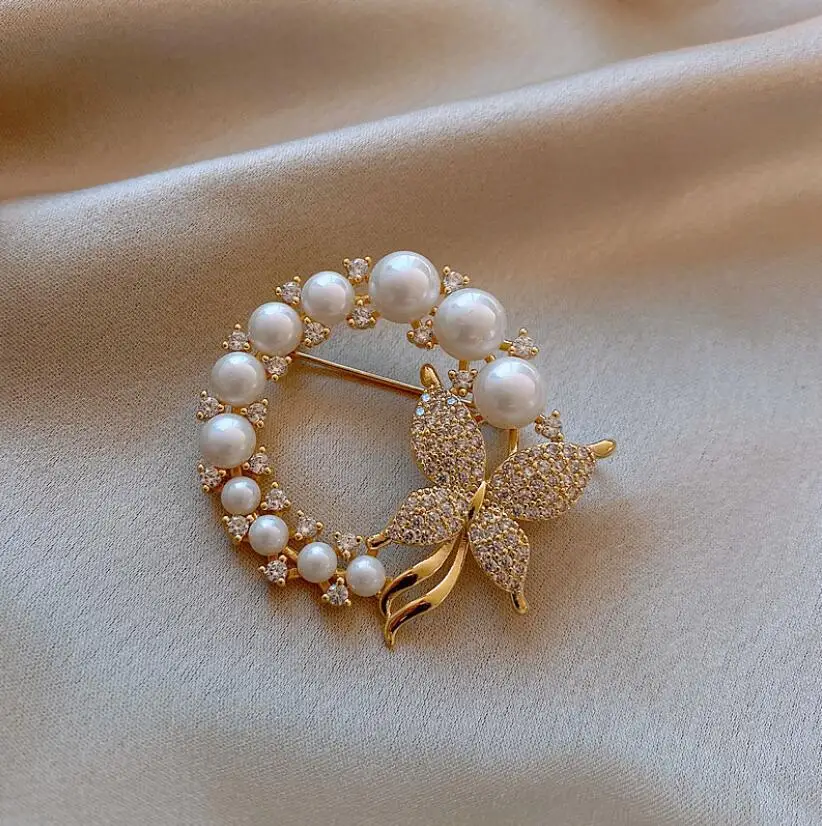 Pearl Wreath Butterfly Brooch for Women Fashion Elegant Round Brooch Pin Party Wedding Lapel Pins Gift Fixed Clothing Jewelry
Pearl Wreath Butterfly Brooch for Women Fashion Elegant Round Brooch Pin Party Wedding Lapel Pins Gift Fixed Clothing Jewelry