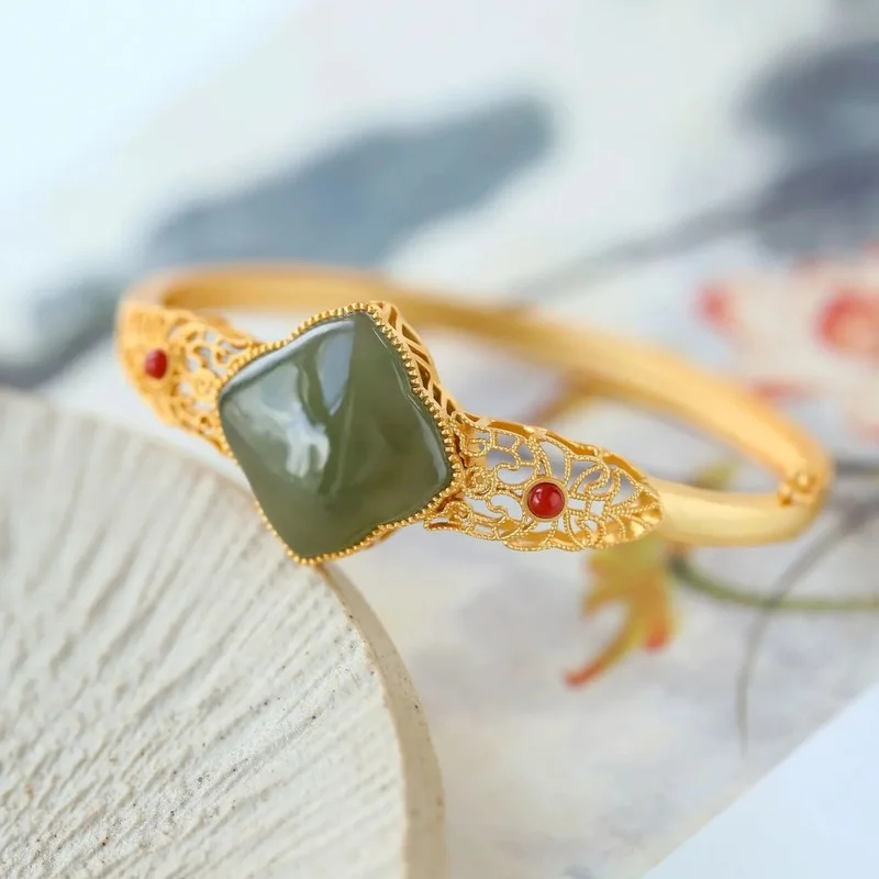 Natural Jasper plated S925 silver gilded clover Bracelet pure antique elegant silver inlaid Hetian jade
Natural Jasper plated S925 silver gilded clover Bracelet pure antique elegant silver inlaid Hetian jade