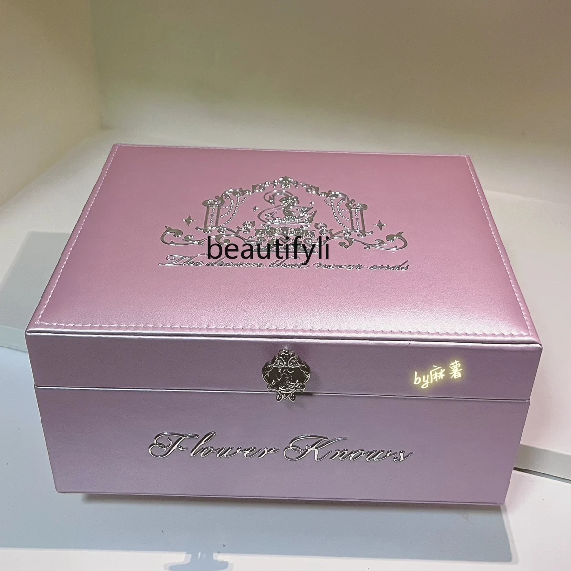 Flower Know 7 Th Anniversary Limited Peripheral Swan Ballet Jewelry Storage Box Handbag Folding Makeup Mirror Puff
Flower Know 7 Th Anniversary Limited Peripheral Swan Ballet Jewelry Storage Box Handbag Folding Makeup Mirror Puff