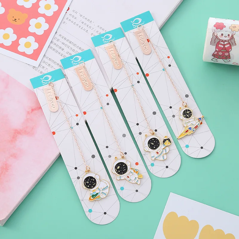 Creative Sci-fi Astronaut Bookmark Dress Up Pendant Pendant Astronaut Student Portable Reading Stationery Supplies Book Holder
Creative Sci-fi Astronaut Bookmark Dress Up Pendant Pendant Astronaut Student Portable Reading Stationery Supplies Book Holder