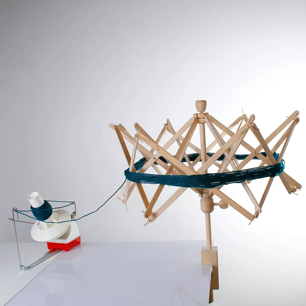 1 PC Ntural Wooden Hand-Operated Skein Winder Plastic Yarn/Fiber/String Ball Winding Machine Off-white For Sewing Accessories
1 PC Ntural Wooden Hand-Operated Skein Winder Plastic Yarn/Fiber/String Ball Winding Machine Off-white For Sewing Accessories