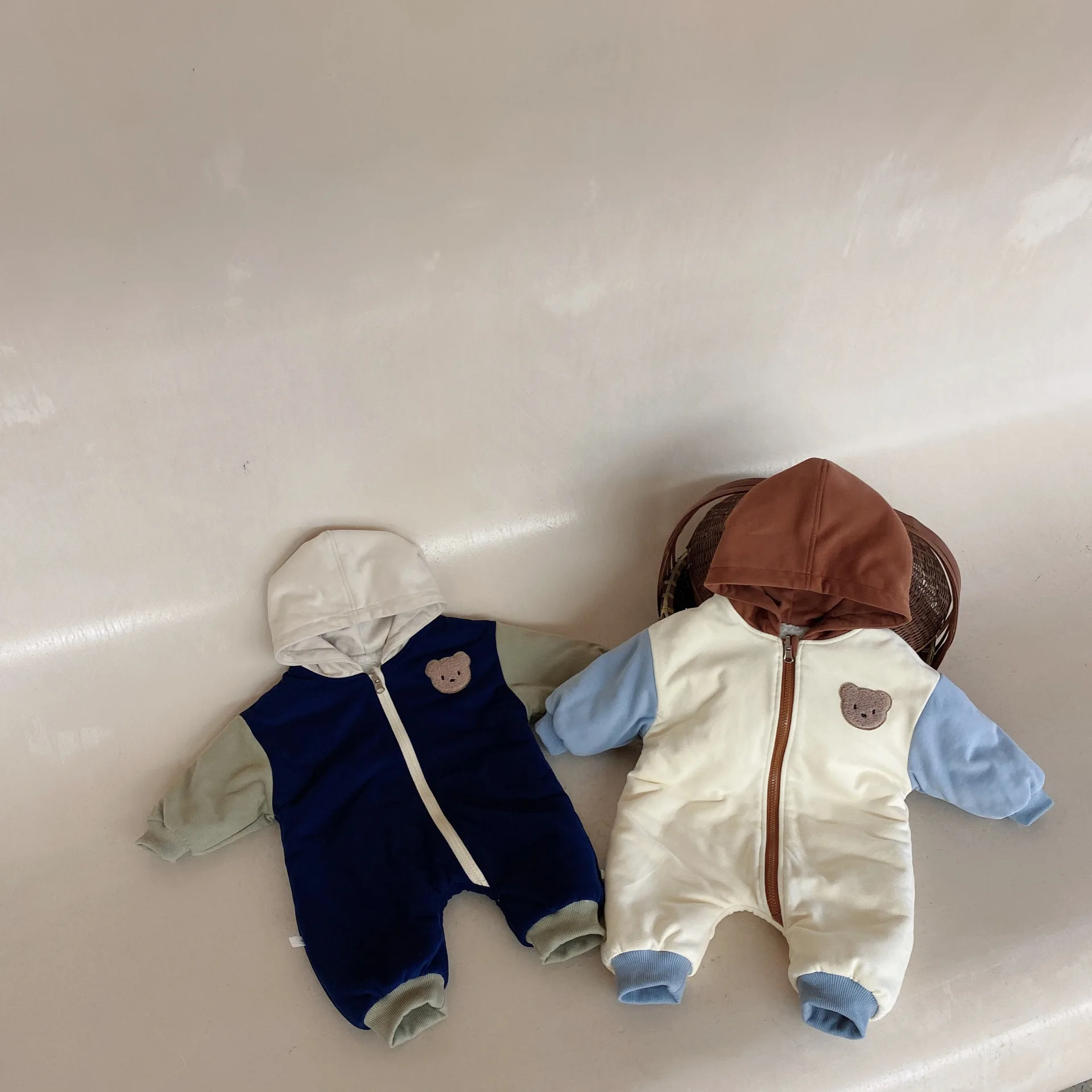 2022 New Autumn Winter Infant Thicken Plus Fleece Zipper Hooded Romper Girl Baby Bear Long Sleeve Jumpsuit Kid Boy Cotton Onesie
2022 New Autumn Winter Infant Thicken Plus Fleece Zipper Hooded Romper Girl Baby Bear Long Sleeve Jumpsuit Kid Boy Cotton Onesie
