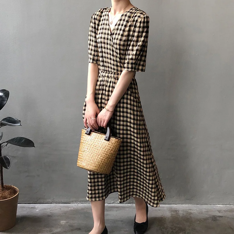2022 Summer Women's Dress Midi V-Neck Plaid Retro Korean Fashion Puff Sleeves Waist Tie Up Chic and Elegant Female Clothing
2022 Summer Women's Dress Midi V-Neck Plaid Retro Korean Fashion Puff Sleeves Waist Tie Up Chic and Elegant Female Clothing
