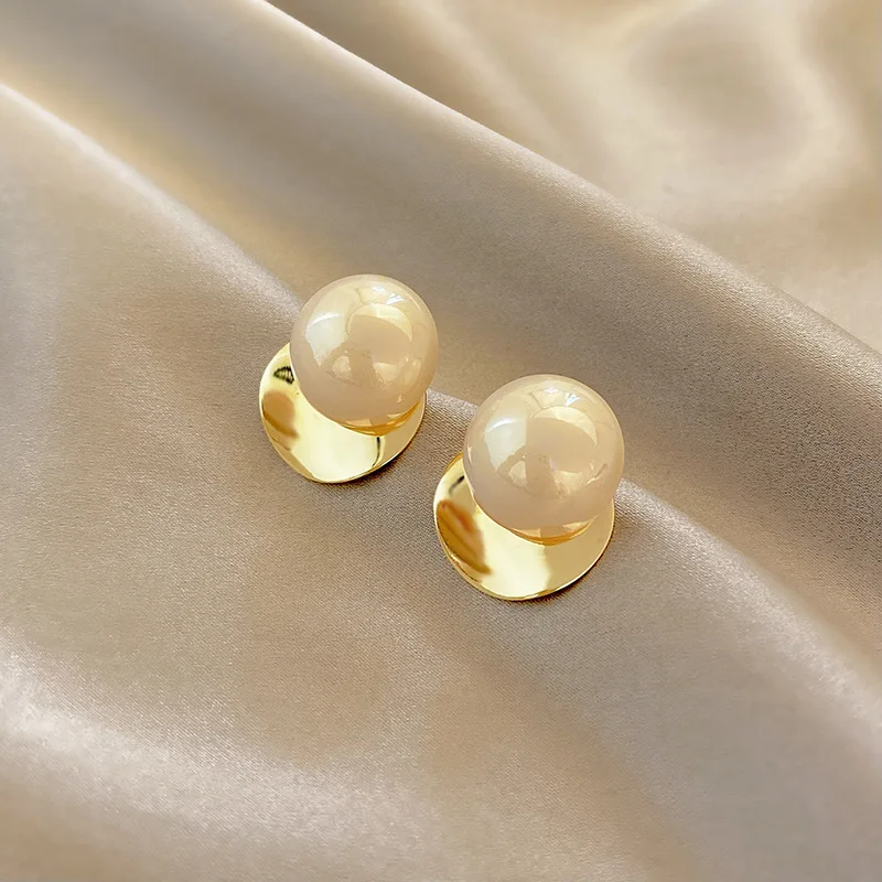 S925 silver needle twisted circle pearl earrings French elegant advanced sense temperament earrings fashion new earrings
S925 silver needle twisted circle pearl earrings French elegant advanced sense temperament earrings fashion new earrings