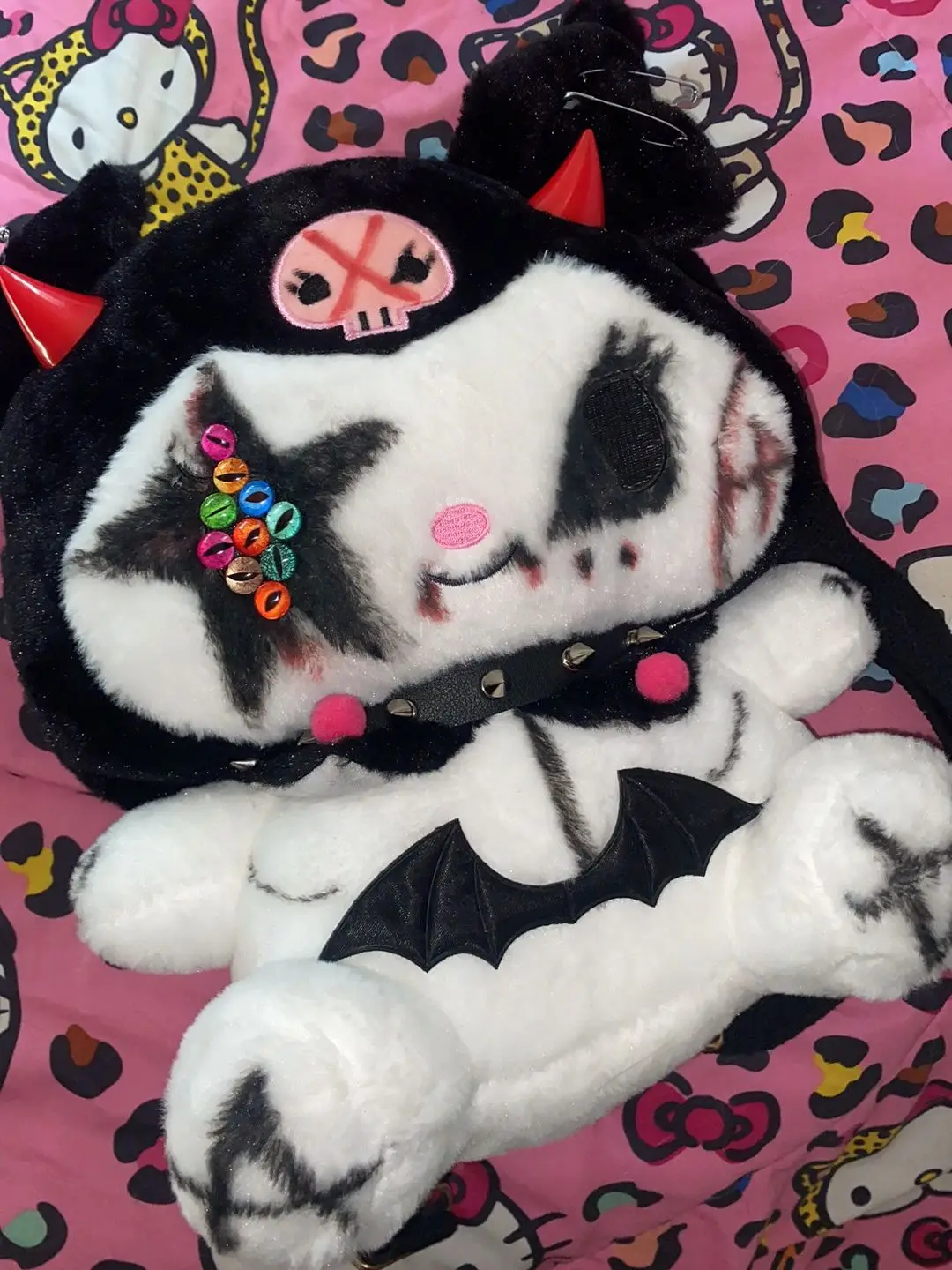 Sanrio Kuromi Melody рюкзак Y2k Темный Женский Хэллоуин уличная готика Пряная девушка плюшевый рюкзак Американский панк забавная сумка через плечо
Sanrio Kuromi Melody рюкзак Y2k Темный Женский Хэллоуин уличная готика Пряная девушка плюшевый рюкзак Американский панк забавная сумка через плечо