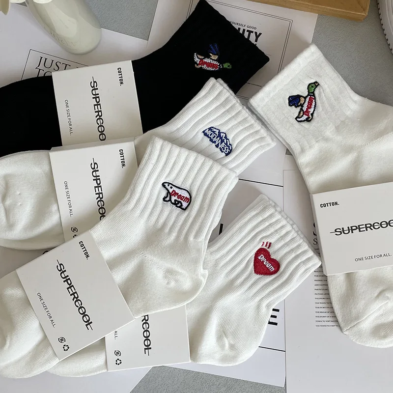 Белые носки с вышивкой для мужчин, корейская мода, Брендовые спортивные хлопковые носки в стиле Харадзюку, Женские Дышащие носки средней длины в стиле хип-хоп 
Белые носки с вышивкой для мужчин, корейская мода, Брендовые спортивные хлопковые носки в стиле Харадзюку, Женские Дышащие носки средней длины в стиле хип-хоп