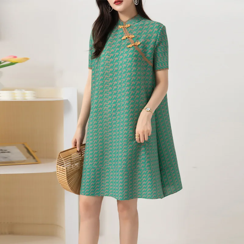 Pleated printed cheongsam dress summer new style plate button stand collar short sleeves loose to cover the flesh and look thin
Pleated printed cheongsam dress summer new style plate button stand collar short sleeves loose to cover the flesh and look thin