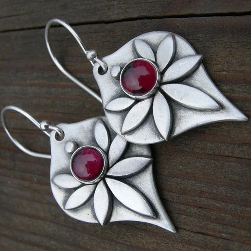 New Fashion Ethnic Style Leaf Lotus Earrings Retro Creative Red Zircon Earrings for Women's Light Luxury Design Jewelry
New Fashion Ethnic Style Leaf Lotus Earrings Retro Creative Red Zircon Earrings for Women's Light Luxury Design Jewelry