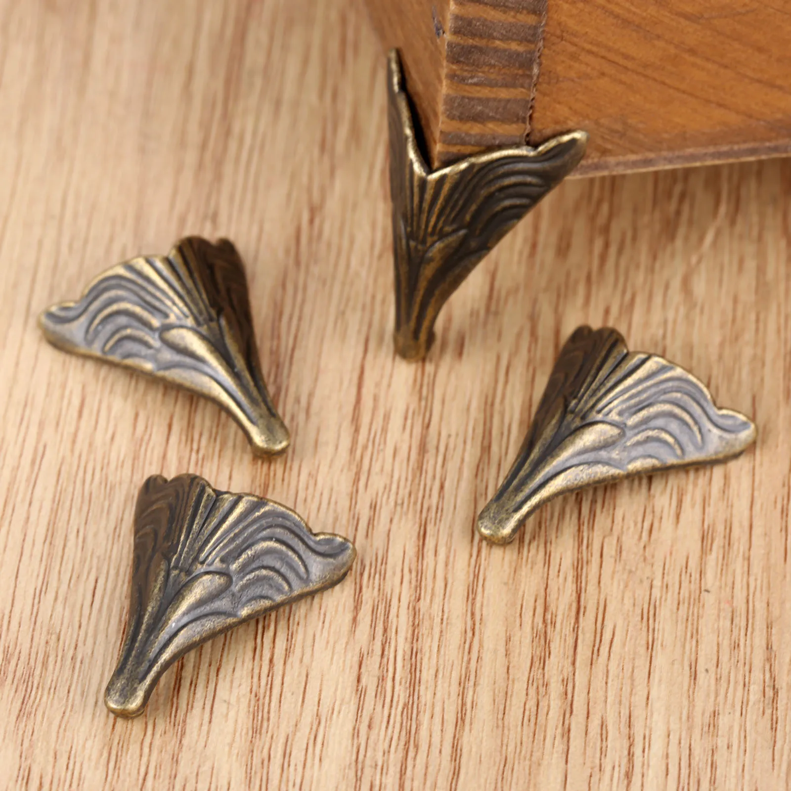 4 шт., декоративные накладки на углы шкафа, 20 х26 х16 мм
4 шт., декоративные накладки на углы шкафа, 20 х26 х16 мм