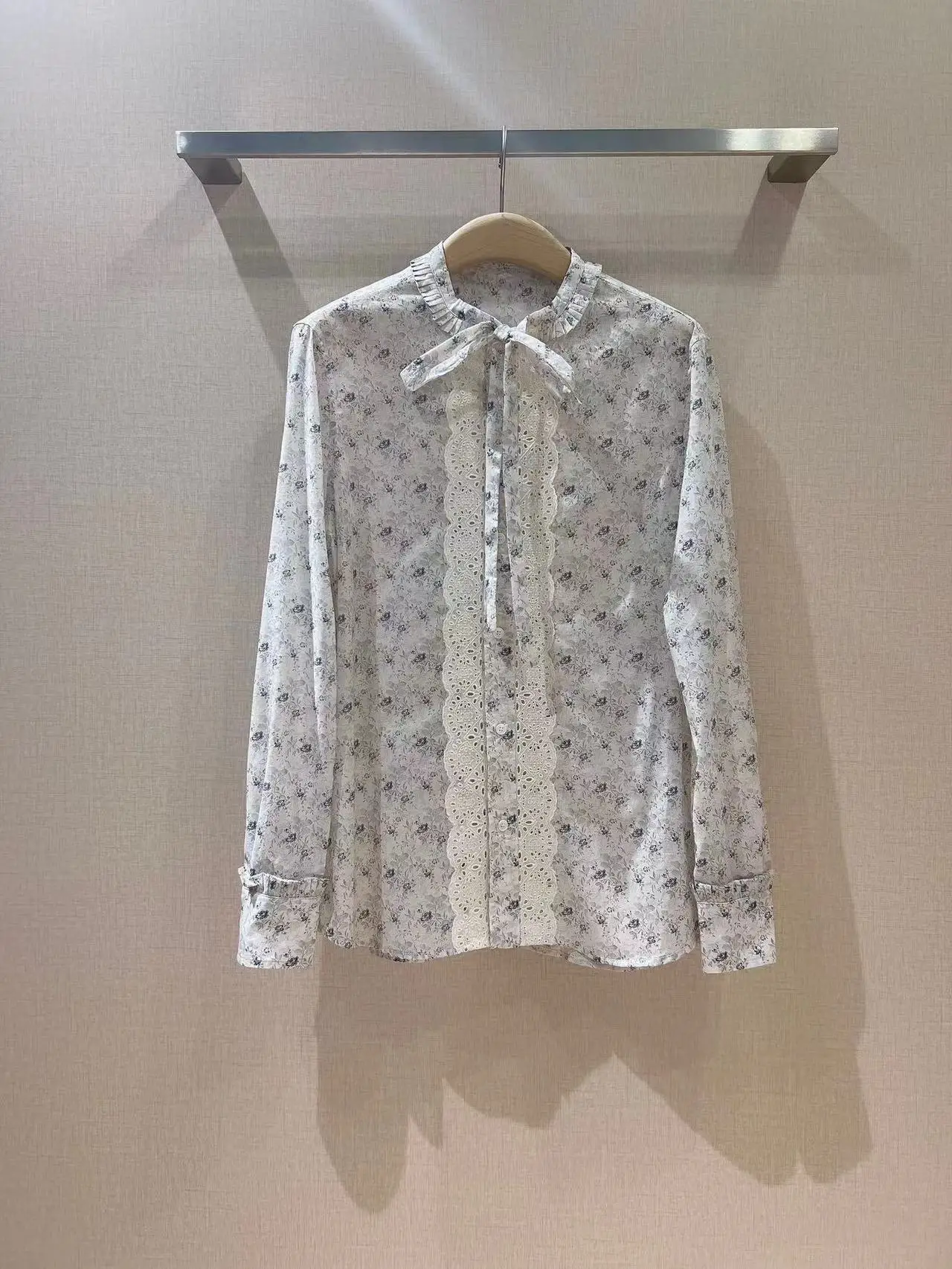Fyion Fashion Luxury Blouse 2022 Summer New Design Women Runway Flowers Print High Quality Single Breasted Cotton Blouse
Fyion Fashion Luxury Blouse 2022 Summer New Design Women Runway Flowers Print High Quality Single Breasted Cotton Blouse