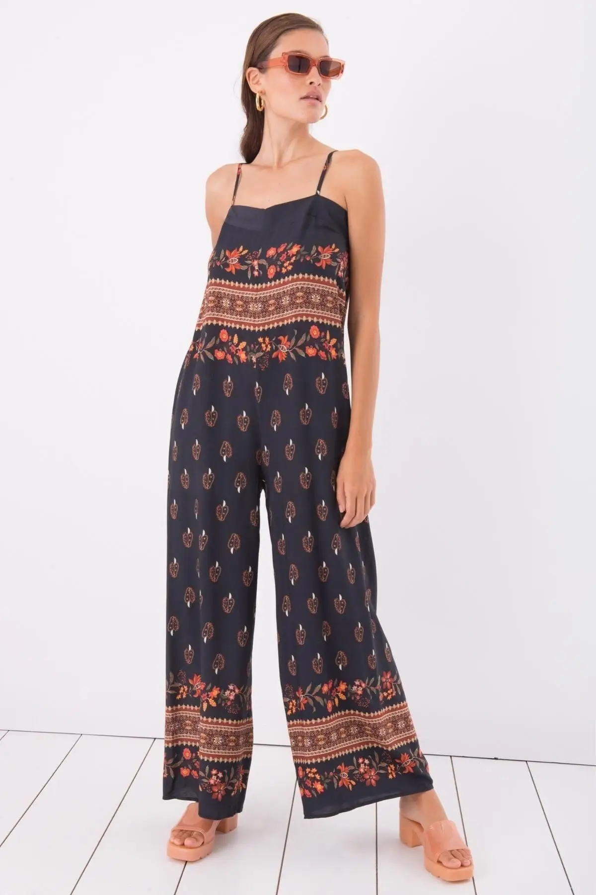 Women's Overalls Black Strap Wide Leg Pattern Detailed Jumpsuit Hot Casual Fashion Sleeveless Baggy Trousers Overalls
Women's Overalls Black Strap Wide Leg Pattern Detailed Jumpsuit Hot Casual Fashion Sleeveless Baggy Trousers Overalls
