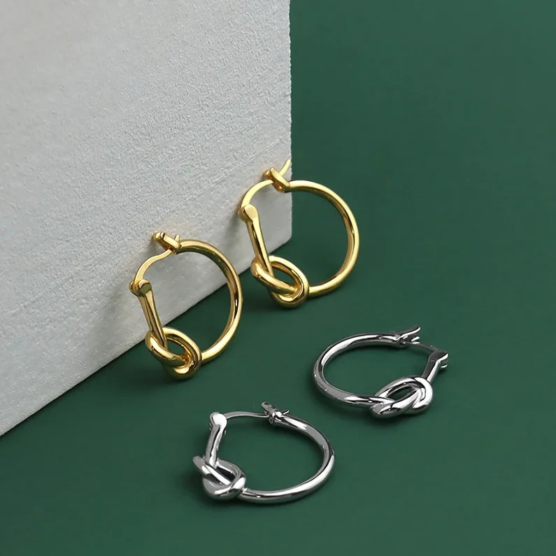 2022 silver fashion new geometric knotted earrings temperament wild girl earrings luxury fashion jewelry jewelry gift
2022 silver fashion new geometric knotted earrings temperament wild girl earrings luxury fashion jewelry jewelry gift
