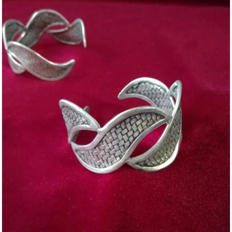 1pair Bohemian Fashion Wave Shape Bracelet Men and Women Fashion Versatile National Style Wide Bracelet Retro Miao Silver Jewel
1pair Bohemian Fashion Wave Shape Bracelet Men and Women Fashion Versatile National Style Wide Bracelet Retro Miao Silver Jewel