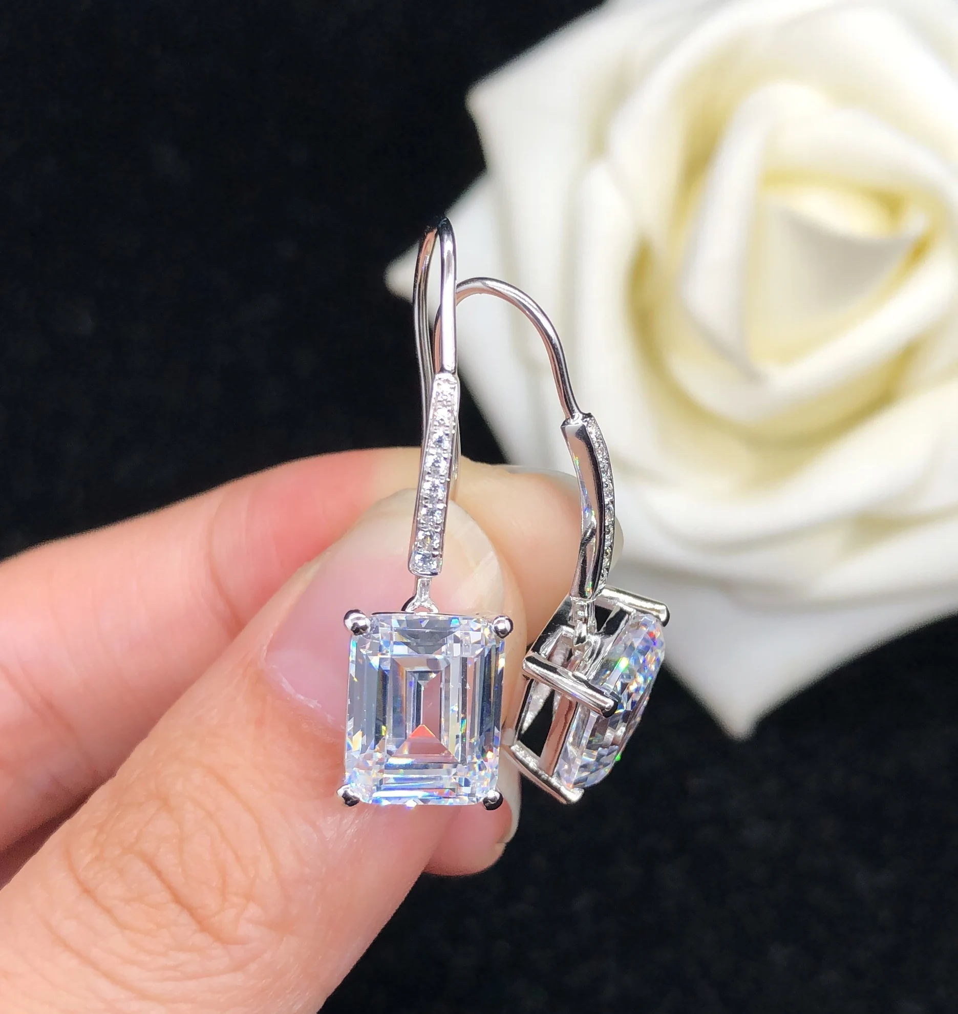 Luxury Solid Platinum PT950 Drop Earrings 4CT/ Piece Emerald Cut Diamond Women Earrings Beautiful Girl Love Best Party Jewelry
Luxury Solid Platinum PT950 Drop Earrings 4CT/ Piece Emerald Cut Diamond Women Earrings Beautiful Girl Love Best Party Jewelry