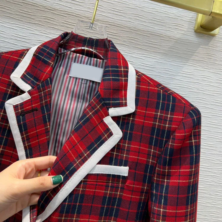 Женский комплект с юбкой в клетку, красная верхняя одежда с длинными рукавами и отложным воротником, с высокой талией, весна 2022
Женский комплект с юбкой в клетку, красная верхняя одежда с длинными рукавами и отложным воротником, с высокой талией, весна 2022