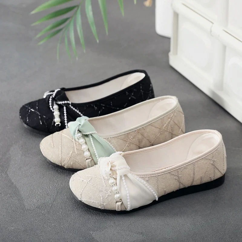 Туфли женские тканевые с круглым носком, дышащие легкие, с украшением из жемчуга, мягкая подошва, повседневная обувь на плоской подошве, однотонные
Туфли женские тканевые с круглым носком, дышащие легкие, с украшением из жемчуга, мягкая подошва, повседневная обувь на плоской подошве, однотонные