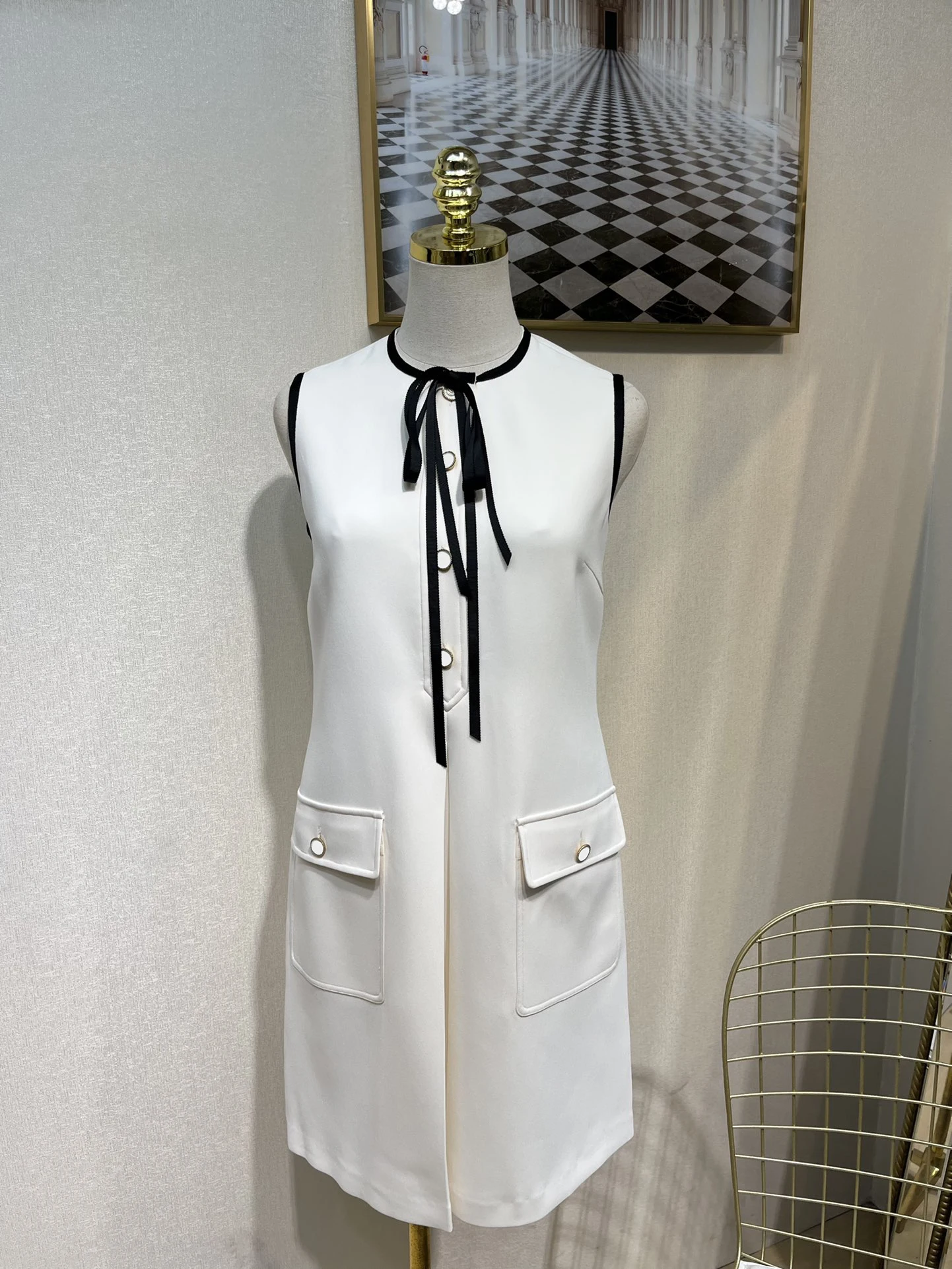 2022 New Arrival Spring Summer Runway Designer Women Mini Dress Sleeveless Chic White Bow Button High Quality European Luxury
2022 New Arrival Spring Summer Runway Designer Women Mini Dress Sleeveless Chic White Bow Button High Quality European Luxury