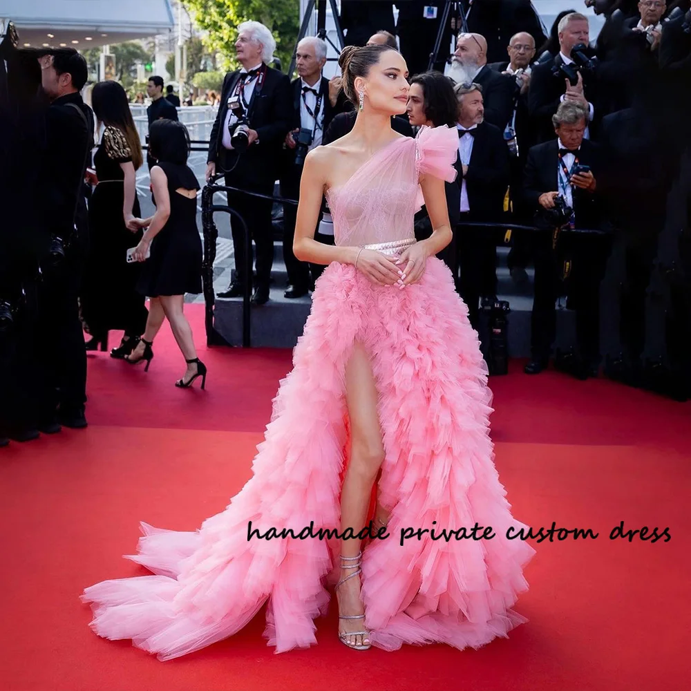 Baby Pink One Shoulder Occasion Prom Dresses Tiered Ruffles Tulle Sexy Leg Split Party Dress Customized Celebrate Event Gowns
Baby Pink One Shoulder Occasion Prom Dresses Tiered Ruffles Tulle Sexy Leg Split Party Dress Customized Celebrate Event Gowns
