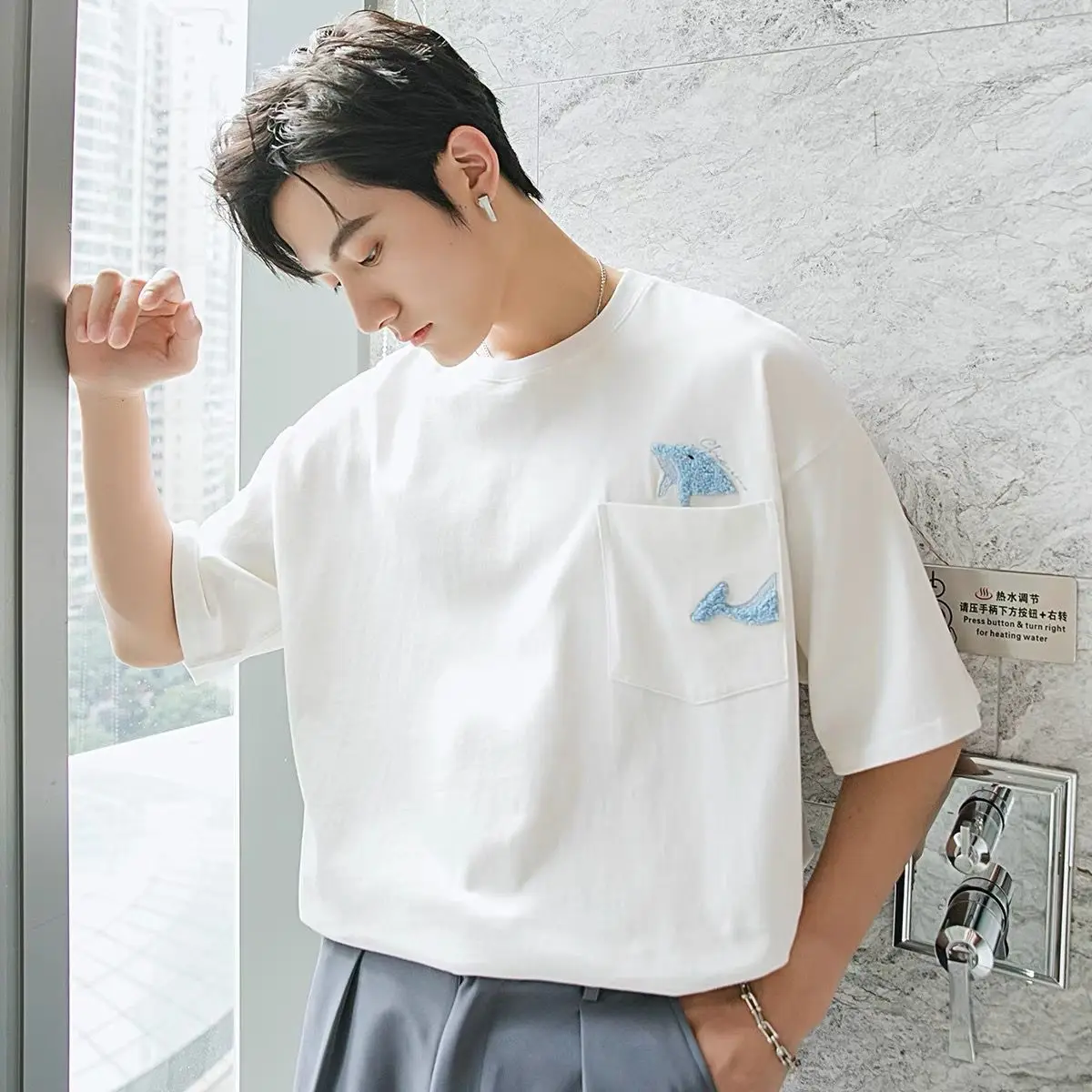 2023 Men's Cotton Short-sleeved T-shirt Men's Summer New Embroidered Loose Men's Design Sense Letter Casual Top T-shirt
2023 Men's Cotton Short-sleeved T-shirt Men's Summer New Embroidered Loose Men's Design Sense Letter Casual Top T-shirt