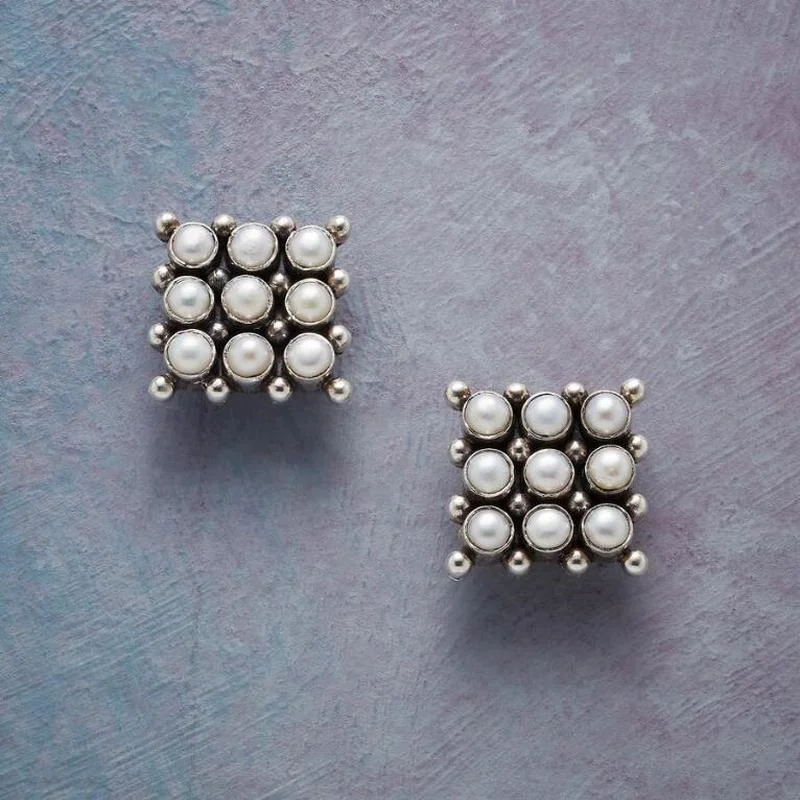 Simple Square Silver Color Inlaid 9 Pearl Ear Stud Earrings Ladies Personality Elegant Party Jewelry Wedding Earrings
Simple Square Silver Color Inlaid 9 Pearl Ear Stud Earrings Ladies Personality Elegant Party Jewelry Wedding Earrings