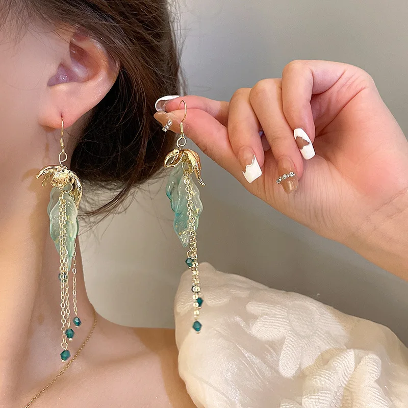 Irregular Petal Crystal Tassel Earrings, National Style, Retro, Versatile Design, Ear Hook, New Style Female
Irregular Petal Crystal Tassel Earrings, National Style, Retro, Versatile Design, Ear Hook, New Style Female