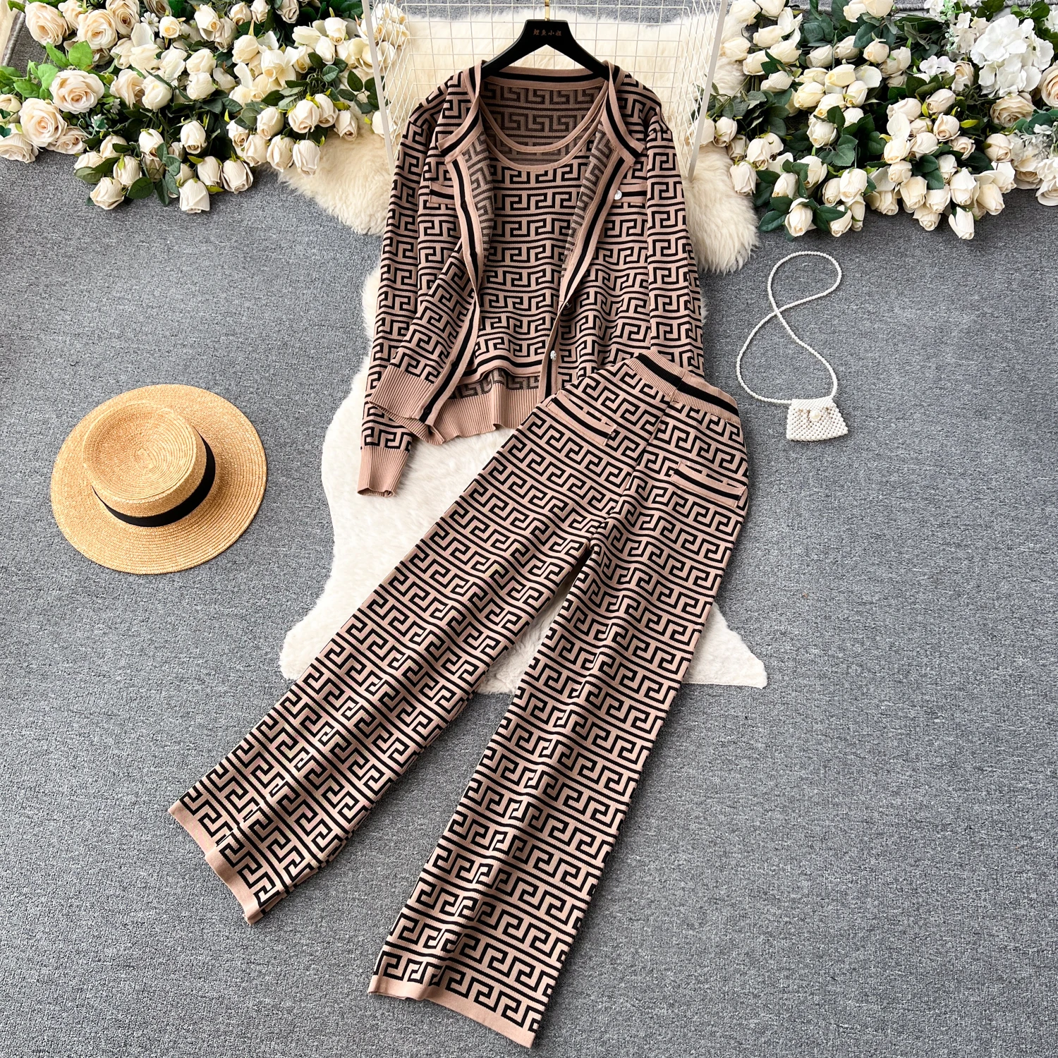 Элегантный трикотажный комплект из 3 предметов, женский роскошный комплект из жилета, кардигана и брюк, трикотажные комплекты из трех предметов, Женский вязаный комплект на осень и зиму 2023
Элегантный трикотажный комплект из 3 предметов, женский роскошный комплект из жилета, кардигана и брюк, трикотажные комплекты из трех предметов, Женский вязаный комплект на осень и зиму 2023