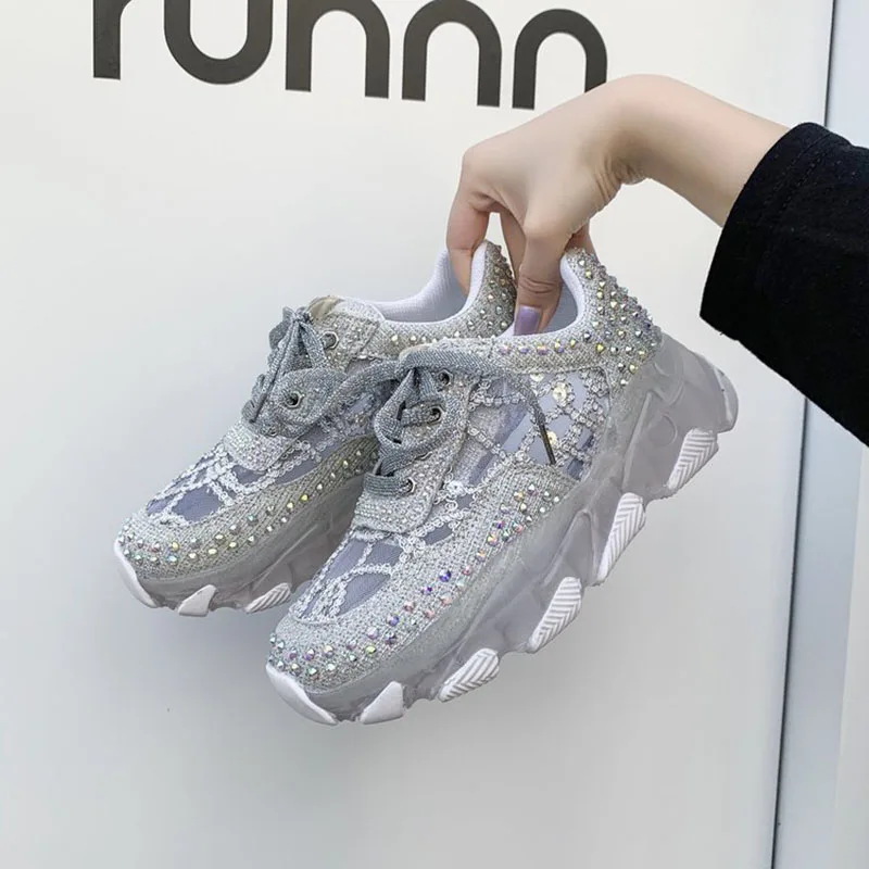 Блестящие женские туфли стразы, дышащие кроссовки на шнуровке, удобные кроссовки для бега, тенниса, прогулочная обувь
Блестящие женские туфли стразы, дышащие кроссовки на шнуровке, удобные кроссовки для бега, тенниса, прогулочная обувь