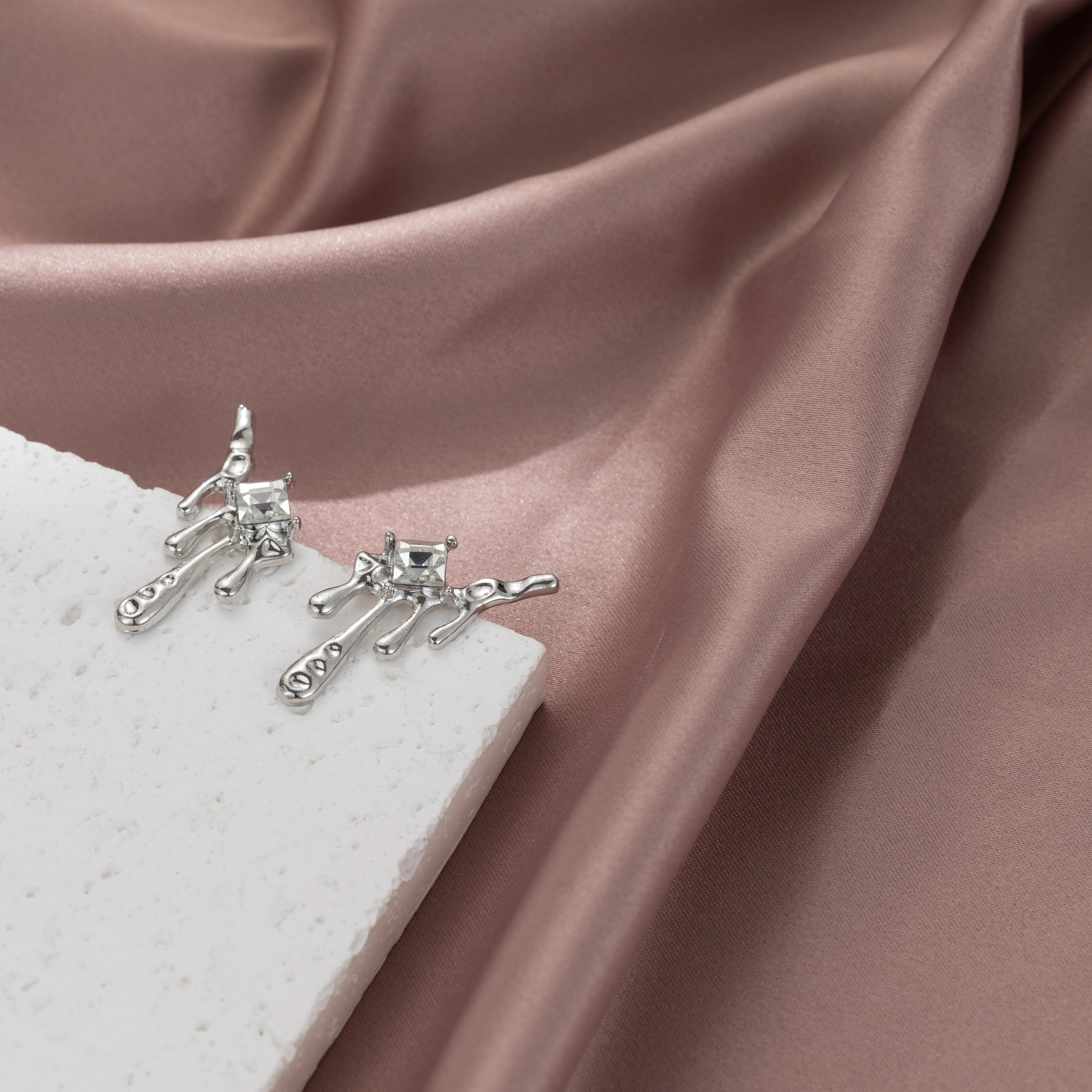 Silver Droplet Shaped Diamond Retro Stud Earrings Female Niche Personalized Design Liquid Sliding Earrings Cool Style Jewelry
Silver Droplet Shaped Diamond Retro Stud Earrings Female Niche Personalized Design Liquid Sliding Earrings Cool Style Jewelry