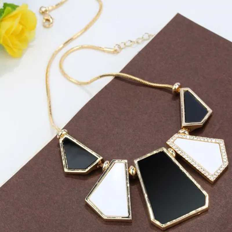 Ladies Luxury Geometric Black and White Sequin Pendant Crystal Necklace Clavicle Chain Retro Elegant Fashion Exaggerated Jewelry 
Ladies Luxury Geometric Black and White Sequin Pendant Crystal Necklace Clavicle Chain Retro Elegant Fashion Exaggerated Jewelry