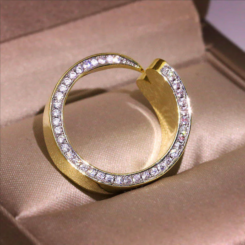 Hand Jewelry Gold Color Edge Set White Diamond Personality Ring New New Factory Direct Sales
Hand Jewelry Gold Color Edge Set White Diamond Personality Ring New New Factory Direct Sales