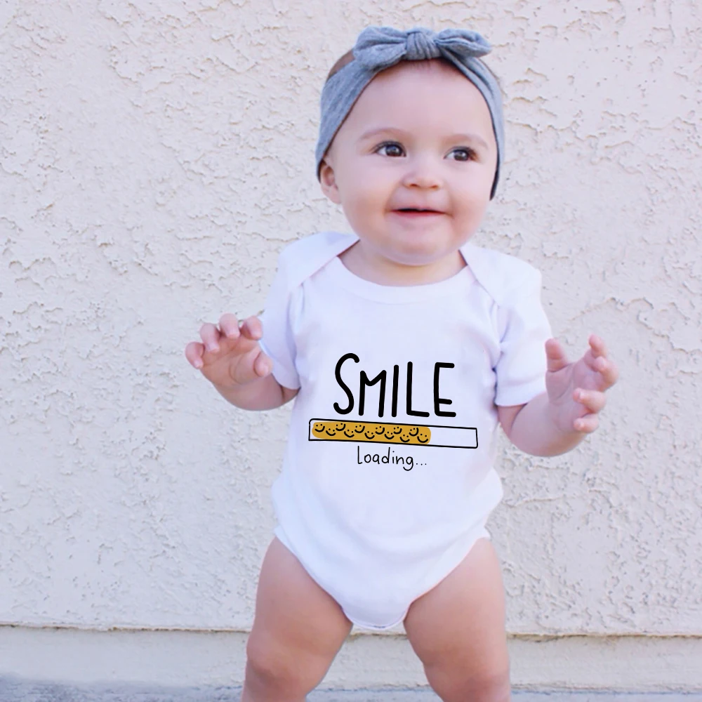 Забавная детская одежда Smile Loading, милый дизайн, боди для новорожденных девочек с принтом, летние уличные комбинезоны с коротким рукавом для малышей, комбинезон
Забавная детская одежда Smile Loading, милый дизайн, боди для новорожденных девочек с принтом, летние уличные комбинезоны с коротким рукавом для малышей, комбинезон