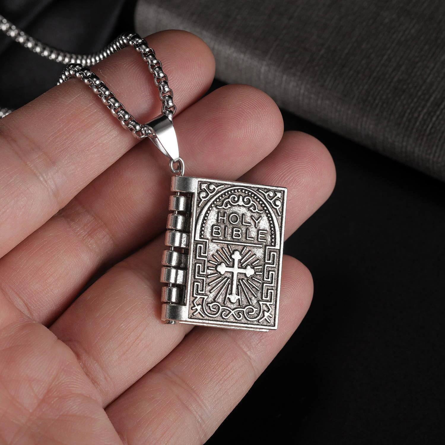 2022 Metal Bible Pendant Beautifully Engraved Page Turning Bible Book Necklace Men's Christian Jewelry Gift Wholesale
2022 Metal Bible Pendant Beautifully Engraved Page Turning Bible Book Necklace Men's Christian Jewelry Gift Wholesale
