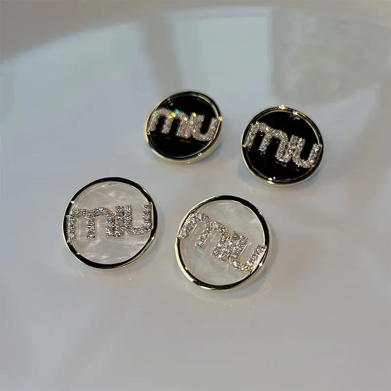 925 Silver Needle Korean Round Stud Earrings for Women Fashion Accessories Letter Earring Trendy Party Statement Jewelry
925 Silver Needle Korean Round Stud Earrings for Women Fashion Accessories Letter Earring Trendy Party Statement Jewelry