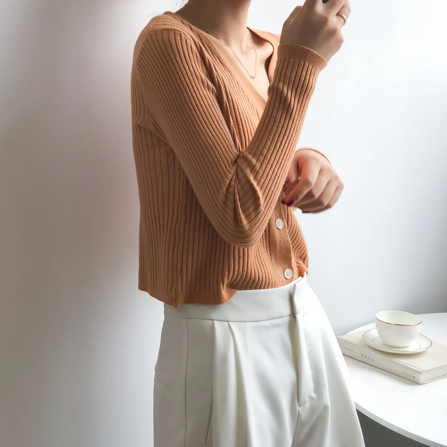 Autumn New Korean Style Knitted Cardigan Women's Short V-neck Slim Slimming Solid Color Jacket Women Sweater Knit Cardigan
Autumn New Korean Style Knitted Cardigan Women's Short V-neck Slim Slimming Solid Color Jacket Women Sweater Knit Cardigan