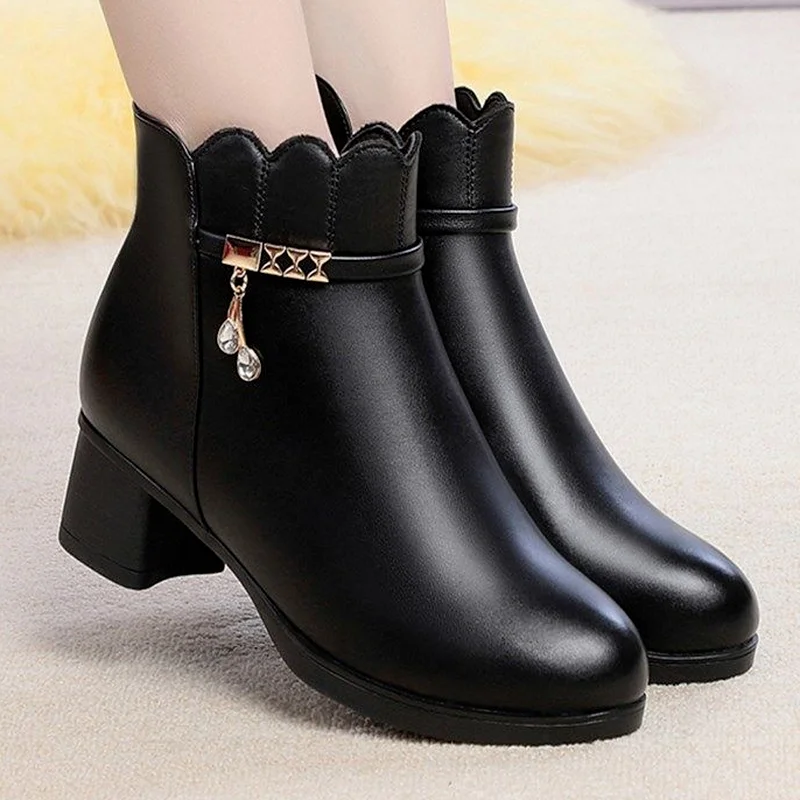 Boots Women Pu Leather Short Boots Fashion Ankle Boots Mid-heel Zapatillas Mujer Chaussure Femme Botas Mujer 2023 New Size 42
Boots Women Pu Leather Short Boots Fashion Ankle Boots Mid-heel Zapatillas Mujer Chaussure Femme Botas Mujer 2023 New Size 42