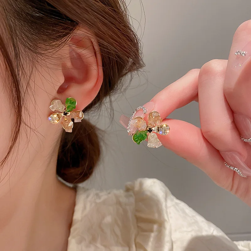 Simple and fashionable natural stone flower earrings spring small fresh studs sen aesthetically pleasing temperament earrings
Simple and fashionable natural stone flower earrings spring small fresh studs sen aesthetically pleasing temperament earrings