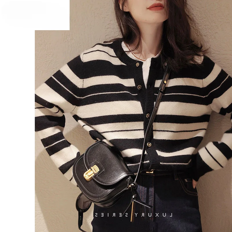 Women's Spring Autumn 2023 New O-neck Long Sleeve Korean Style Outerwears Female Fashion Knitwear Pockets Tops Cardigans Z04
Women's Spring Autumn 2023 New O-neck Long Sleeve Korean Style Outerwears Female Fashion Knitwear Pockets Tops Cardigans Z04