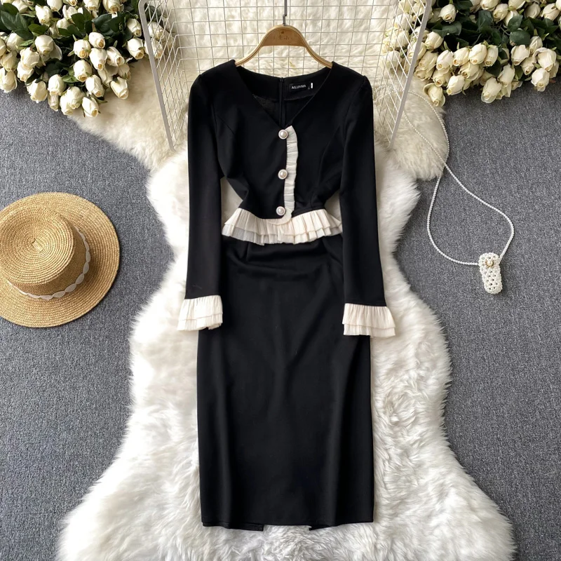 Autumn and Winter New Slim Splicing Ruffle V-neck Temperament Open Hip Package Long Section Dress
Autumn and Winter New Slim Splicing Ruffle V-neck Temperament Open Hip Package Long Section Dress