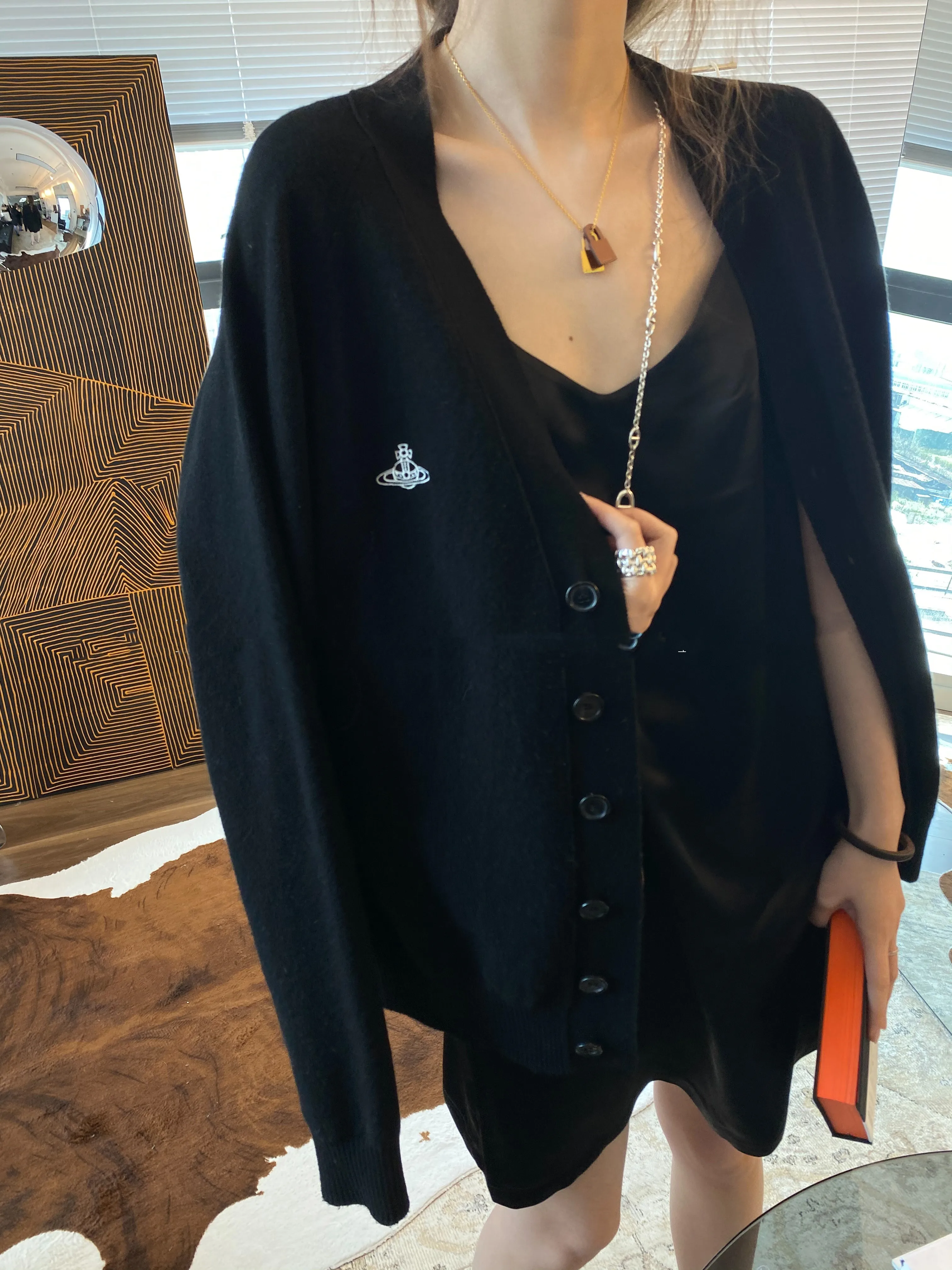 2023 женский осенне-зимний популярный кардиган с вышивкой в Корейском стиле женское универсальное классическое пальто модное искусственное пальто
2023 женский осенне-зимний популярный кардиган с вышивкой в Корейском стиле женское универсальное классическое пальто модное искусственное пальто