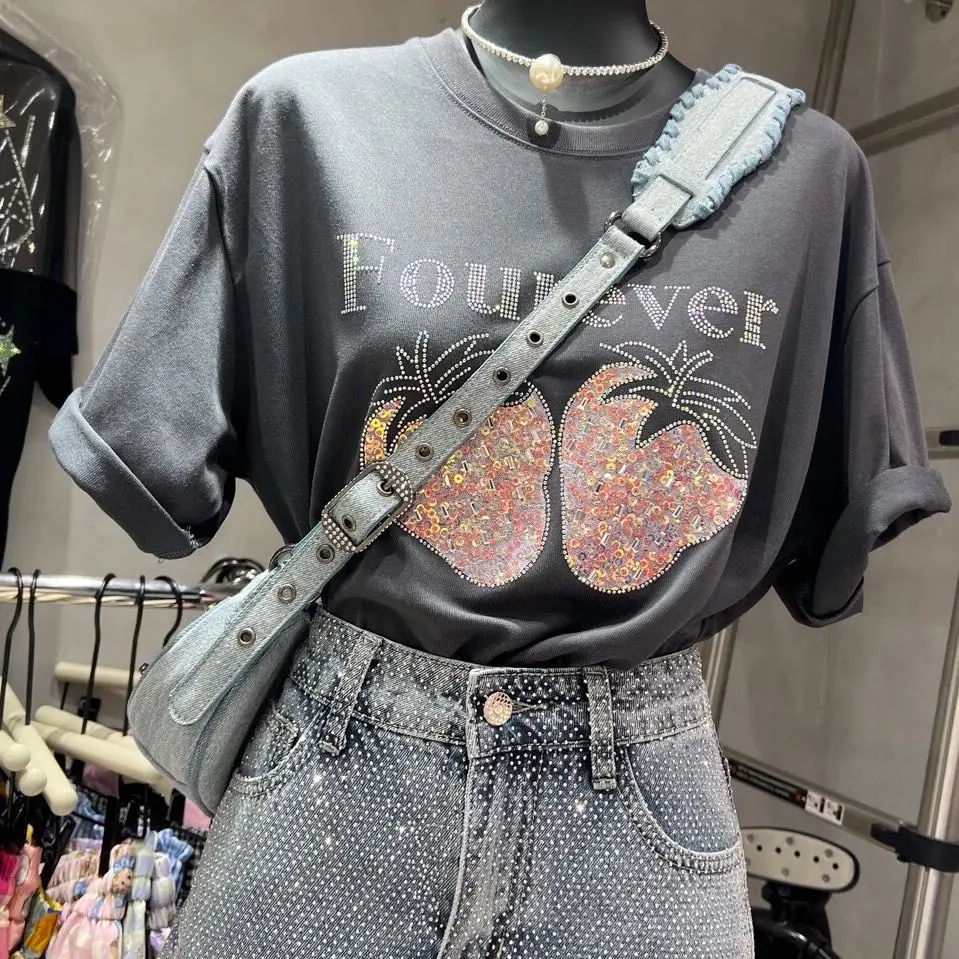Ladies Loose Casual Embroidery Hot Drilling Strawberry Tshirt Tops 2023 Summer Women Clothing Cotton Short-Sleeved T-shirt Tees
Ladies Loose Casual Embroidery Hot Drilling Strawberry Tshirt Tops 2023 Summer Women Clothing Cotton Short-Sleeved T-shirt Tees
