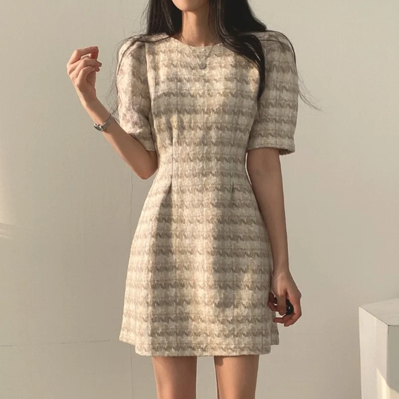 Vestido Korean Chic Wrap Hip Round Short Sleeve Tweed Dress Mini Robe Femme Slim High Waist Houndstooth Plaid Elegant Retro
Vestido Korean Chic Wrap Hip Round Short Sleeve Tweed Dress Mini Robe Femme Slim High Waist Houndstooth Plaid Elegant Retro