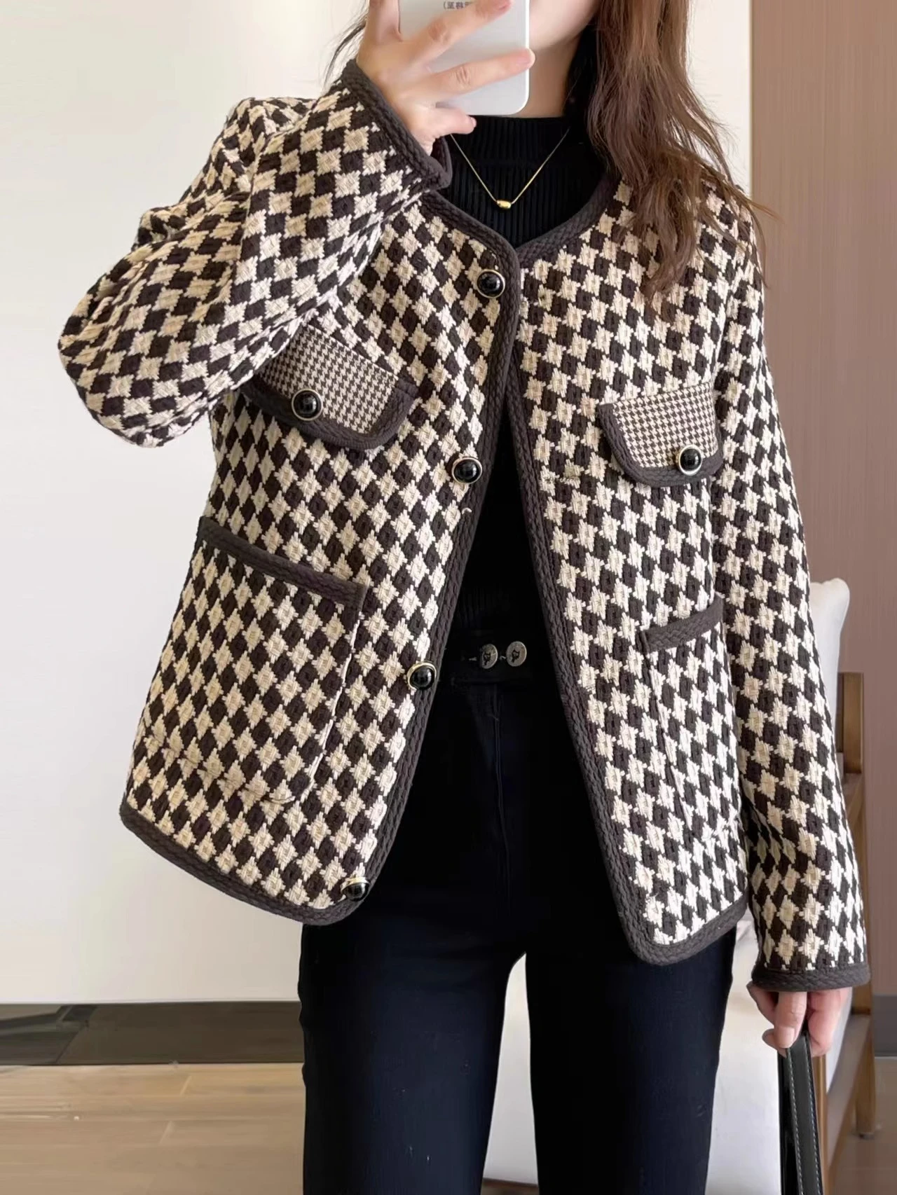 Basic Jackets Women French Style Temperament Design Cropped V-neck Autumn Female Luxury Outwear Tender Classic Houndstooth
Basic Jackets Women French Style Temperament Design Cropped V-neck Autumn Female Luxury Outwear Tender Classic Houndstooth