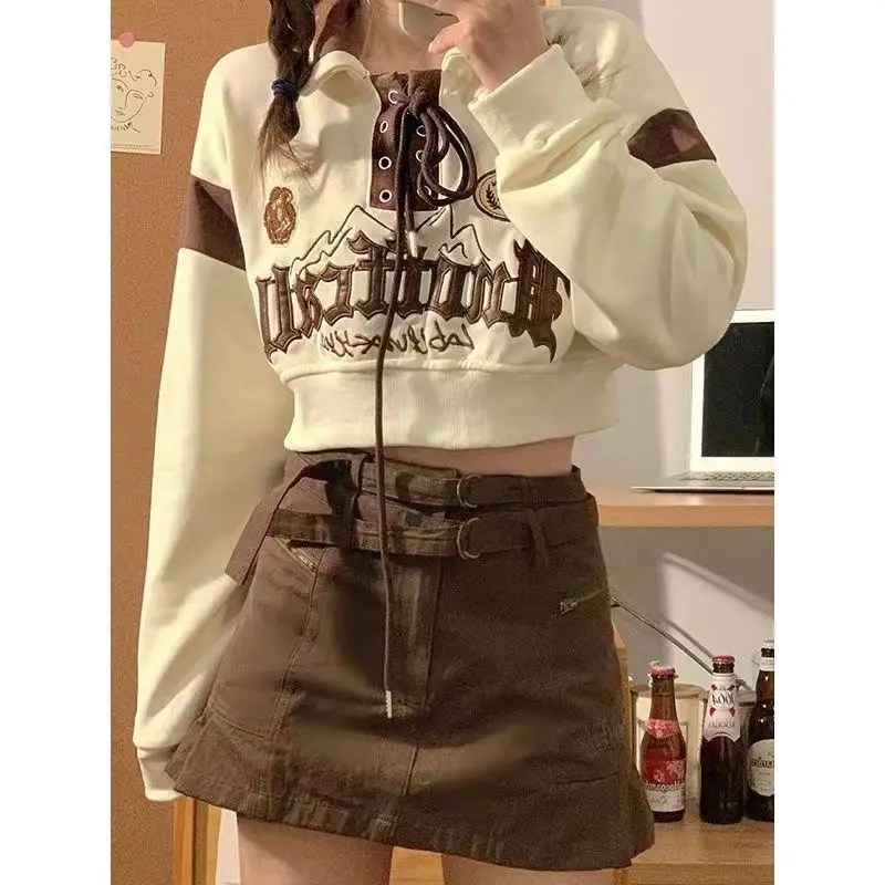 American Retro POLO Collar Letter Print Embroidery Bandage Sweatshirt Women 2023 Autumn Long Sleeve Korean Loose Cotton Crop Top
American Retro POLO Collar Letter Print Embroidery Bandage Sweatshirt Women 2023 Autumn Long Sleeve Korean Loose Cotton Crop Top