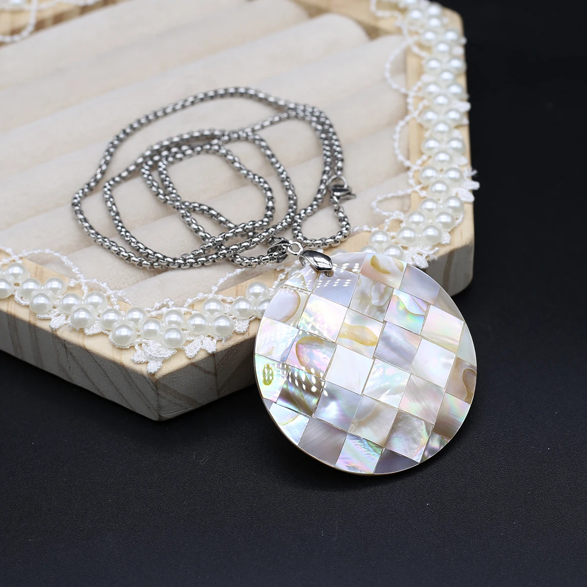 Natural Shell Round Pendant Splicing Rhombus Pattern Metal Chain Sweater Necklace Charming Party Women Jewelry Necklace Gift
Natural Shell Round Pendant Splicing Rhombus Pattern Metal Chain Sweater Necklace Charming Party Women Jewelry Necklace Gift