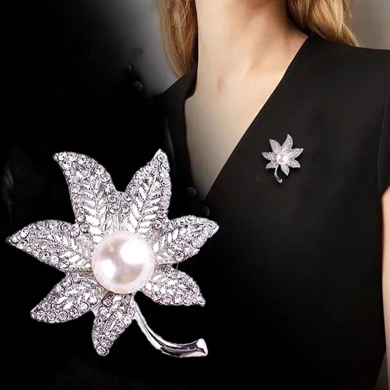Rhinestone Crystal Brooches Unisex Maple Leaf Pearl Brooch Pin Collar Jewelry Suit Coat Bouquet Sweater Scarf Dress Accessories
Rhinestone Crystal Brooches Unisex Maple Leaf Pearl Brooch Pin Collar Jewelry Suit Coat Bouquet Sweater Scarf Dress Accessories