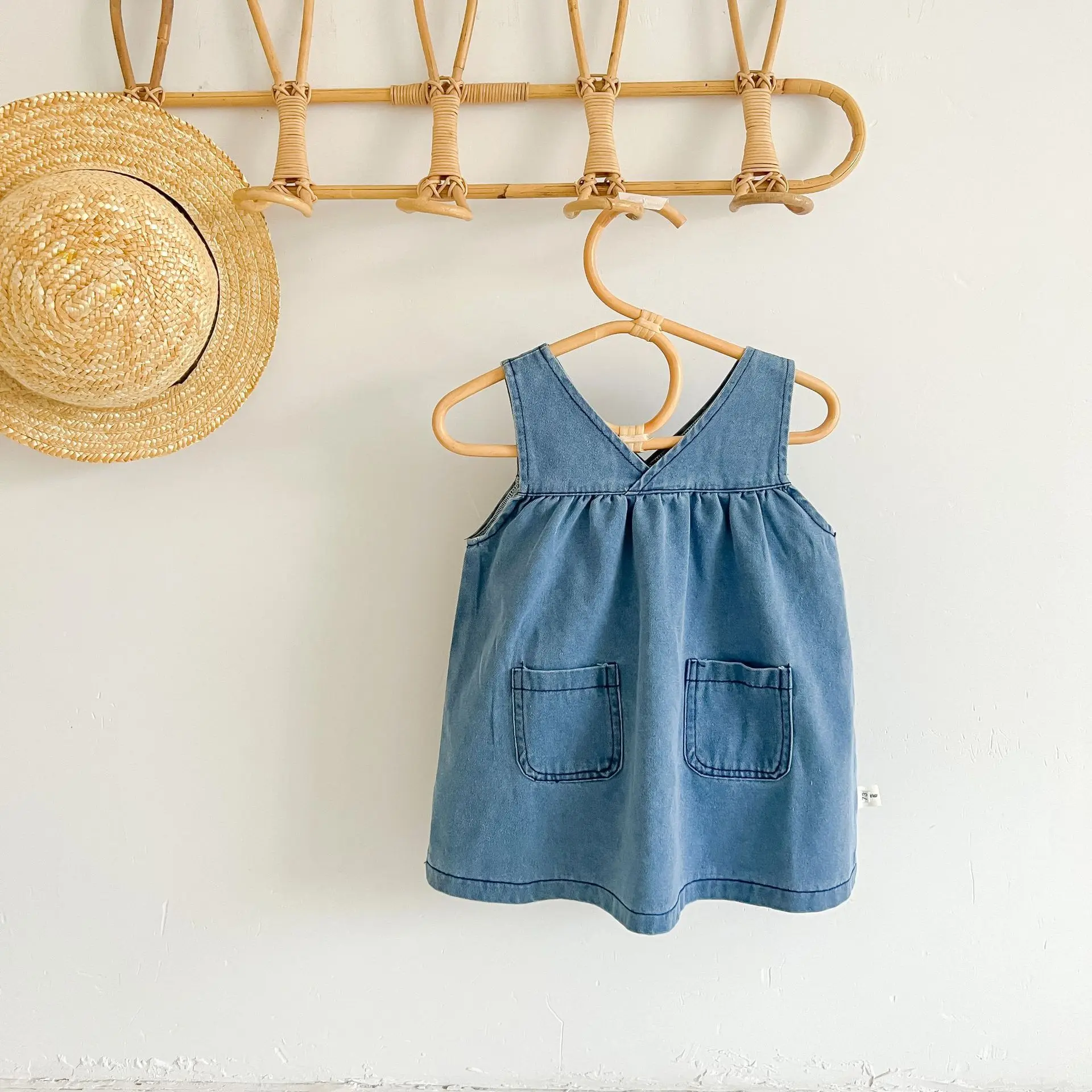 HoneyCherry Summer New Girl's Denim Strappy Dress Baby Simple Denim Vest Dress Girl Clothes
HoneyCherry Summer New Girl's Denim Strappy Dress Baby Simple Denim Vest Dress Girl Clothes