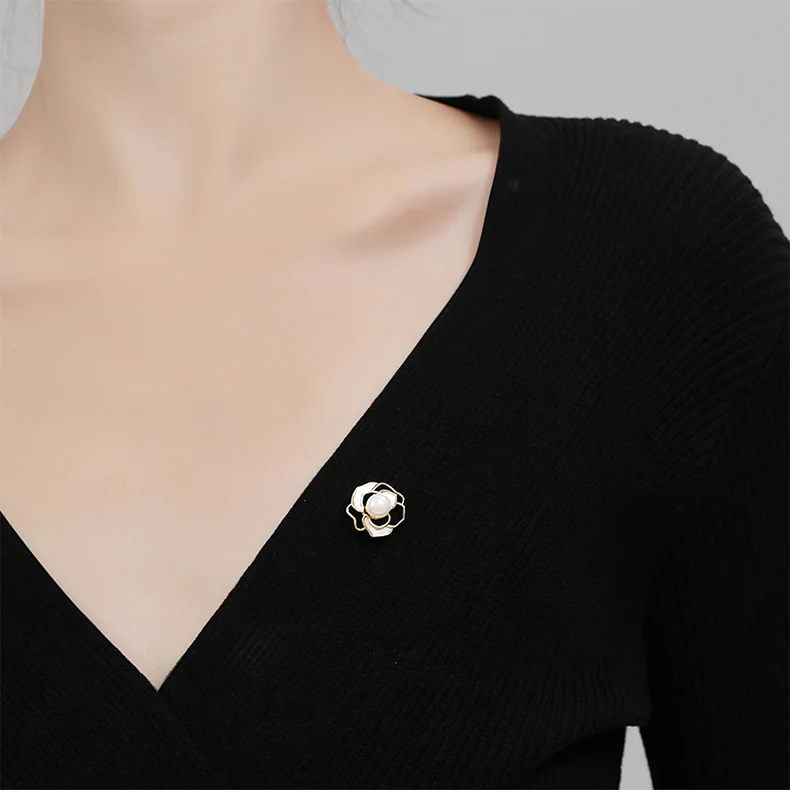 Light luxury shell pearl brooch high-grade female niche design sense hollow rose anti-light pin summer new
Light luxury shell pearl brooch high-grade female niche design sense hollow rose anti-light pin summer new