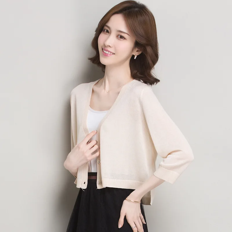 2023 short ice silk knit cardigan women's summer wear thin small shawl color cropped sleeve sweater.
2023 short ice silk knit cardigan women's summer wear thin small shawl color cropped sleeve sweater.