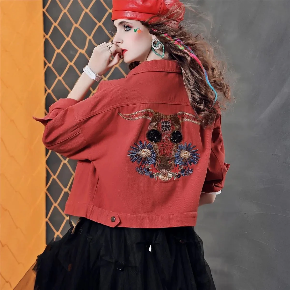 Denim Jacket Womens 2022 Spring Autumn New Fashion Temperament All-match Jeans Jacket Women Casual Short Embroidered Outerwear
Denim Jacket Womens 2022 Spring Autumn New Fashion Temperament All-match Jeans Jacket Women Casual Short Embroidered Outerwear